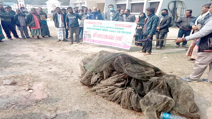 ফুলবাড়ীতে মোবাইল কোটের মাধ্যমে চায়না রিং জাল জব্দ